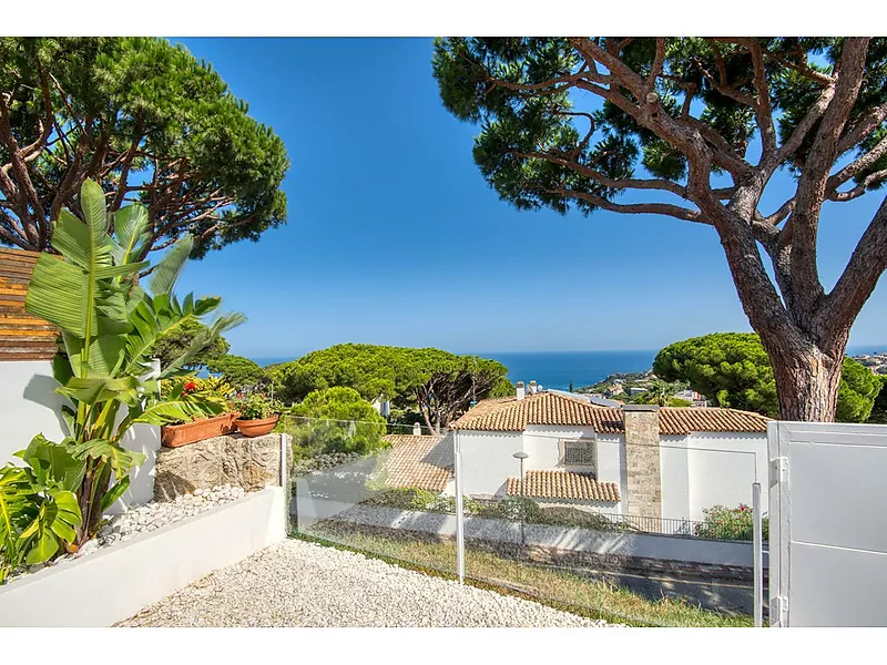 Terraced house with sea views