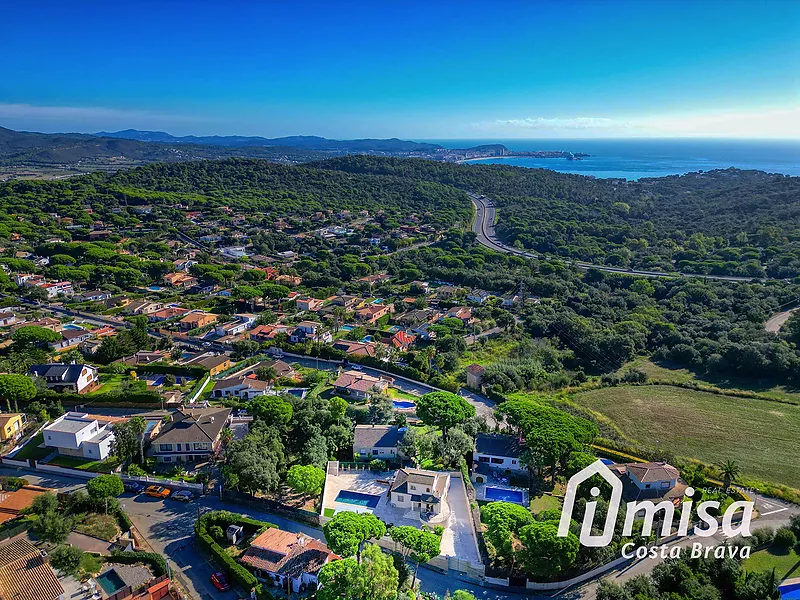 Chalet lujoso moderno de 4 dormitorios con LICENCIA TURÍSTICA