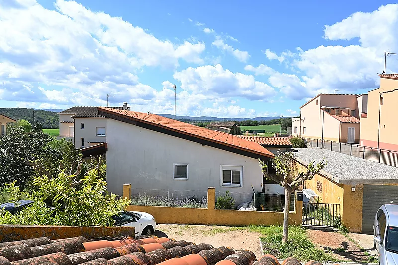 CORÇÀ- CASA EN VENDA AMB CUINA OFFICE, PATI I TERRASSA AL BAIX EMPORDÀ