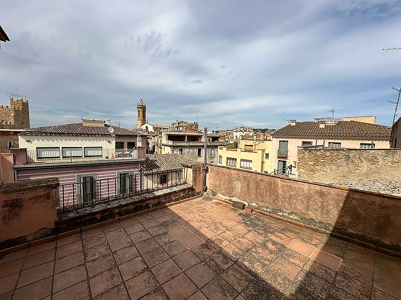 Edifici rústic en venda: Local, dos habitatges i dues terrasses al casc antic de La Bisbal d'Empordà