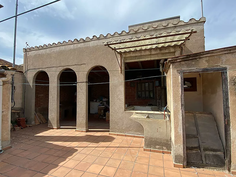 Edifici rústic en venda: Local, dos habitatges i dues terrasses al casc antic de La Bisbal d'Empordà