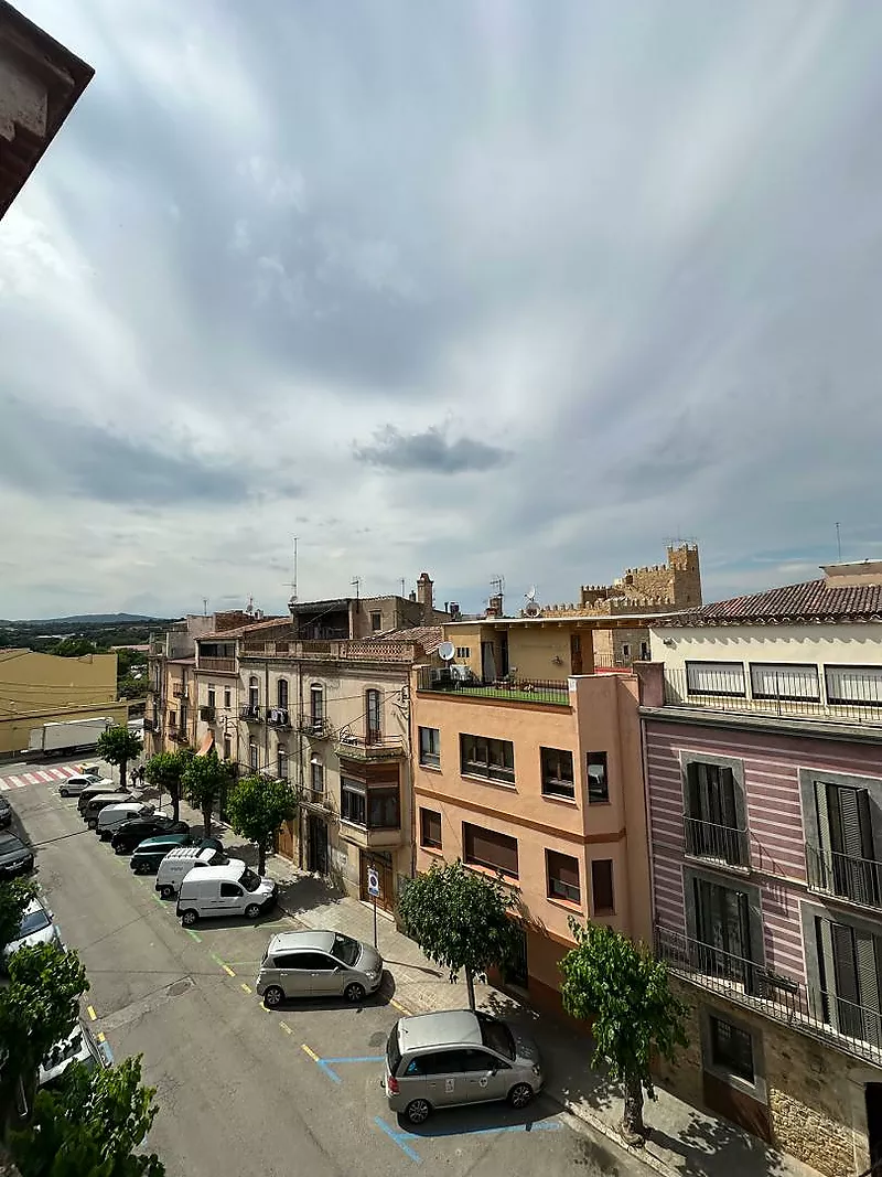 Edifici rústic en venda: Local, dos habitatges i dues terrasses al casc antic de La Bisbal d'Empordà