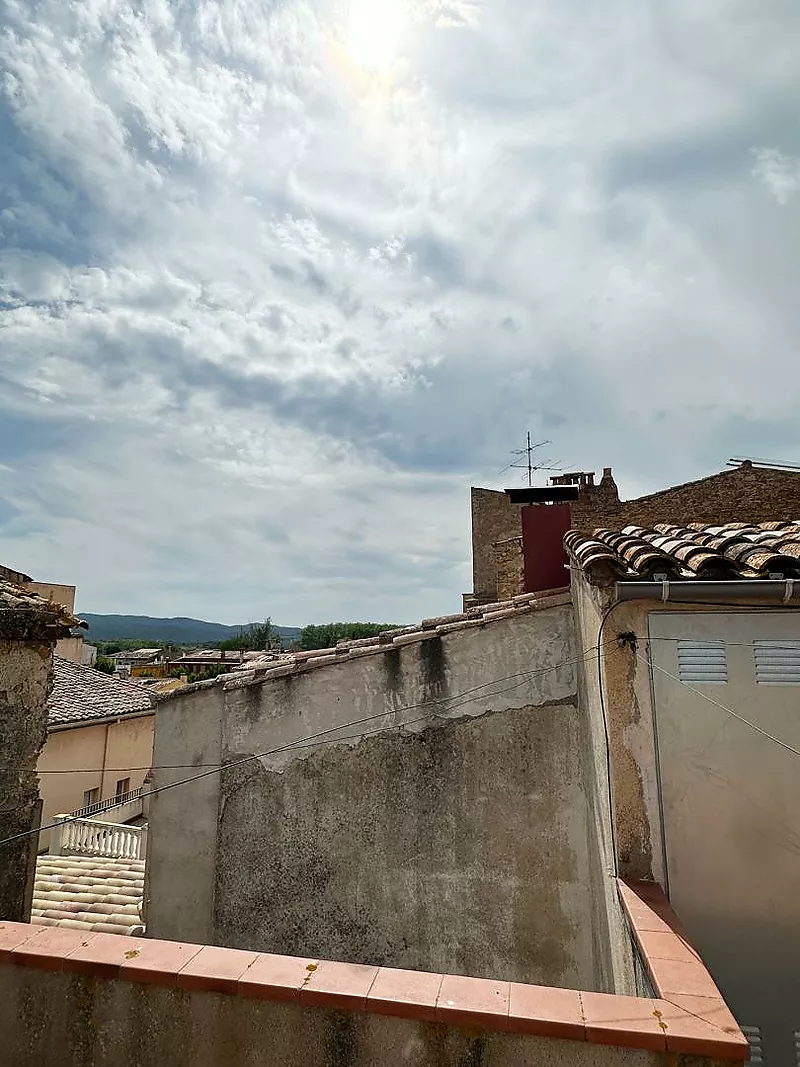 Edifici rústic en venda: Local, dos habitatges i dues terrasses al casc antic de La Bisbal d'Empordà