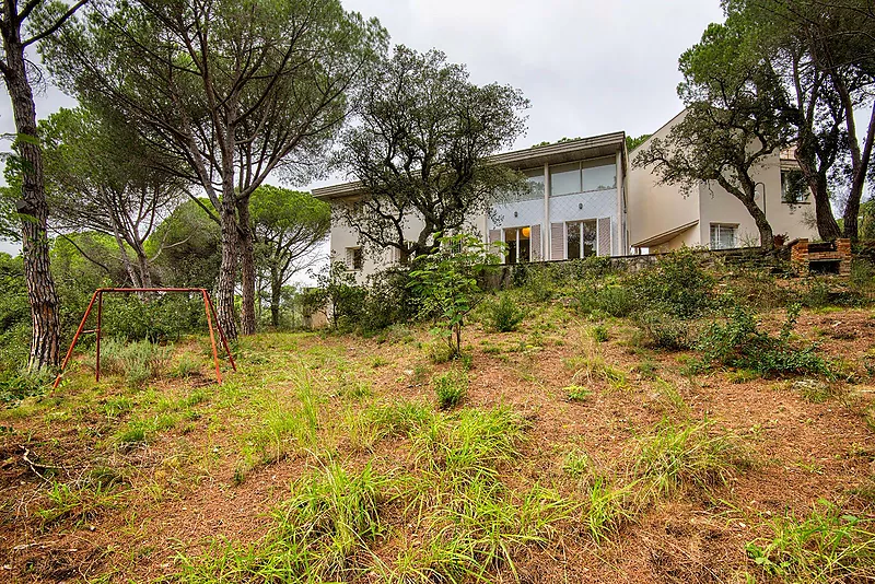 Xalet d'obra arquitectònica totalment integrat a la natura, zona Església. Santa Cristina d'Aro