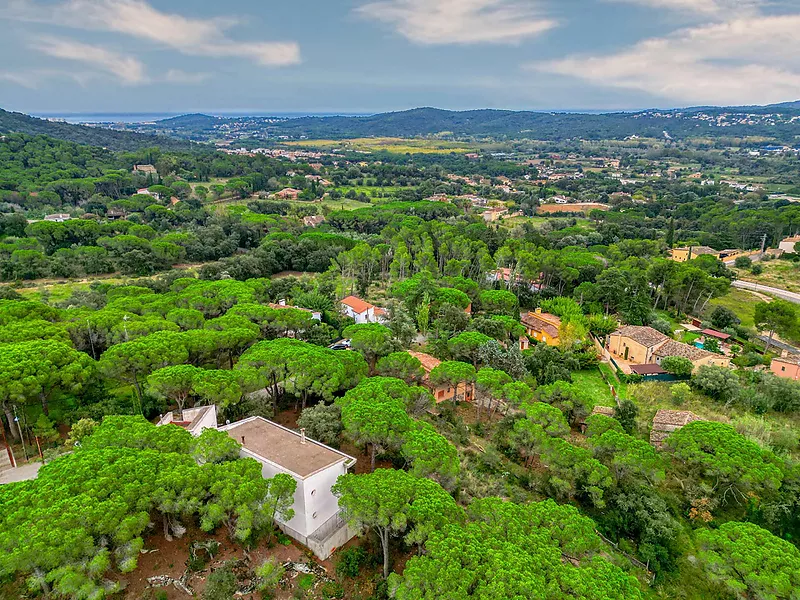 Xalet d'obra arquitectònica totalment integrat a la natura, zona Església. Santa Cristina d'Aro