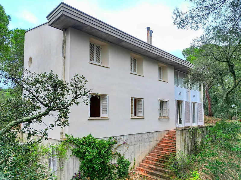 Architectural chalet fully integrated into nature, Church area.- Santa Cristina d'Aro