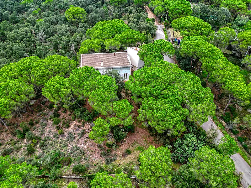 Chalet de obra arquitectónica  totalmente integrado en la naturaleza, zona Iglesia.- Santa Cristina d'Aro