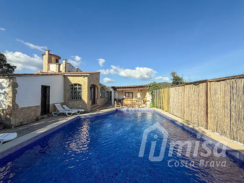 Charming rustic house with swimming pool, independent studio and building land