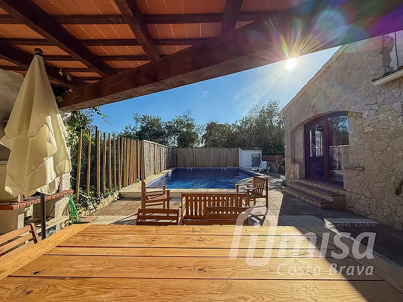 Charmante maison rustique avec piscine, studio indépendant et terrain constructible