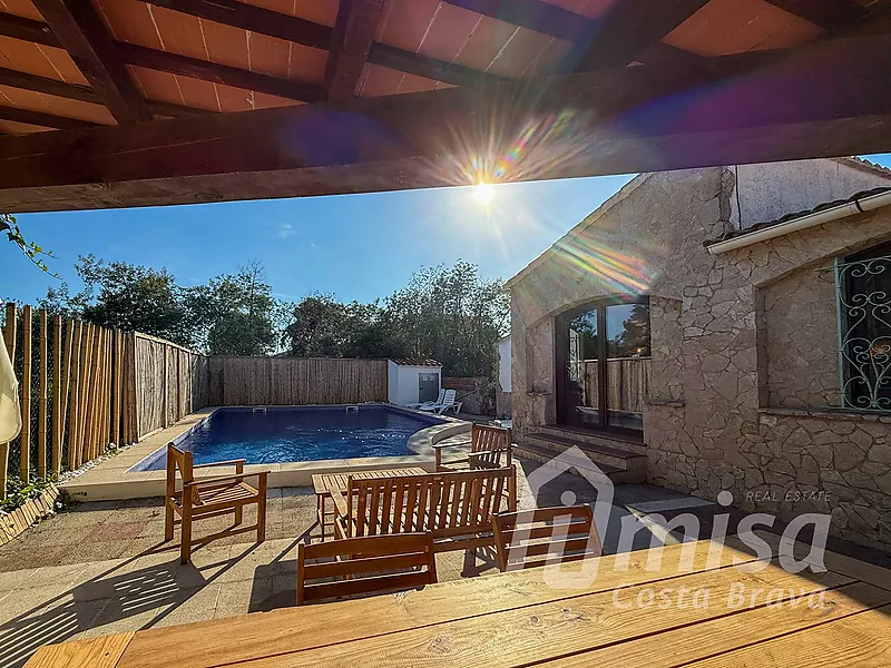 Charmante maison rustique avec piscine, studio indépendant et terrain constructible