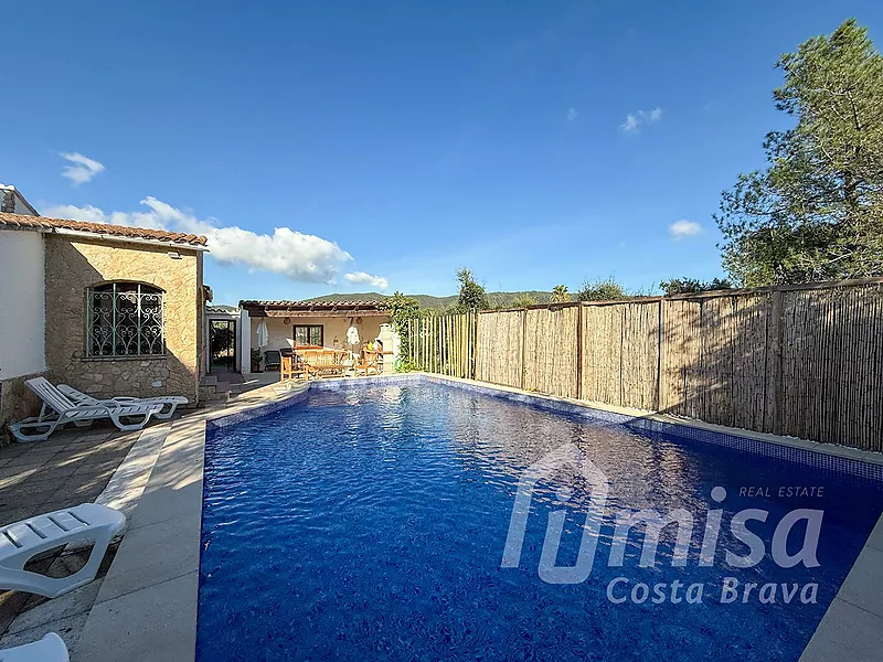 Charmante maison rustique avec piscine, studio indépendant et terrain constructible