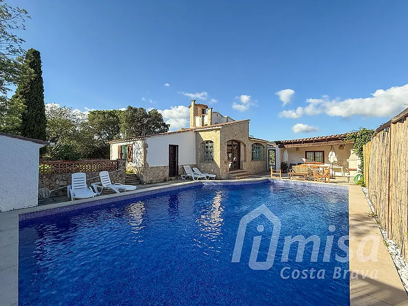 Charming rustic house with swimming pool, independent studio and building land