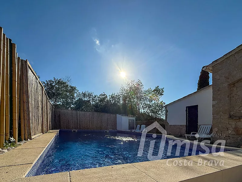 Charmante maison rustique avec piscine, studio indépendant et terrain constructible