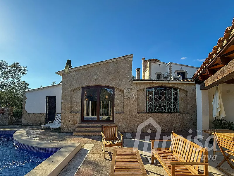 Charming rustic house with swimming pool, independent studio and building land