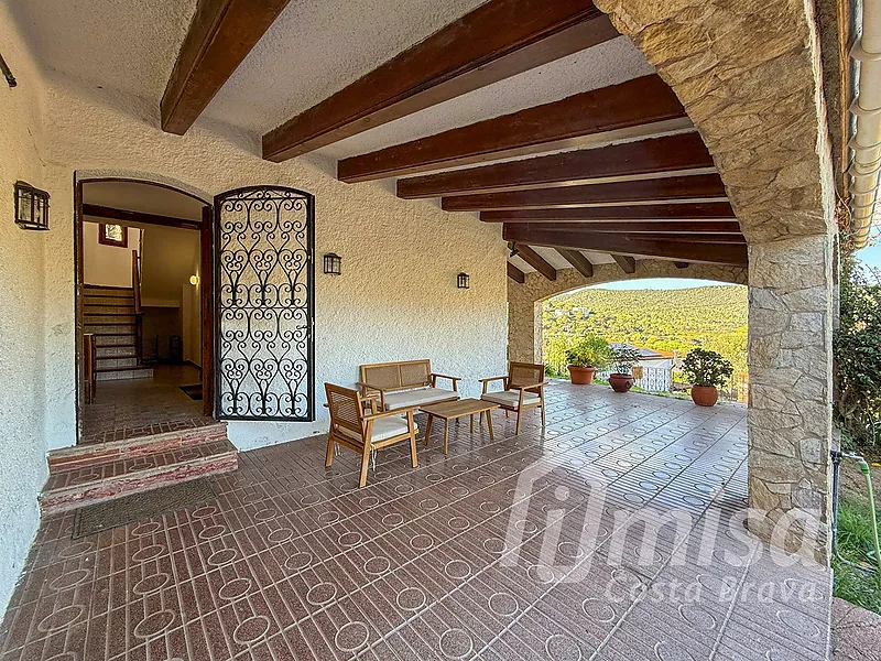 Charming rustic house with swimming pool, independent studio and building land