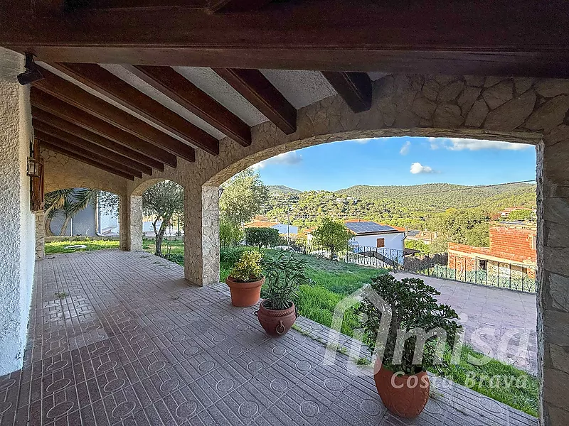 Charming rustic house with swimming pool, independent studio and building land