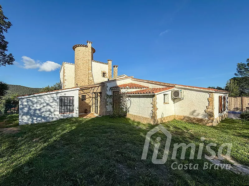 Charming rustic house with swimming pool, independent studio and building land