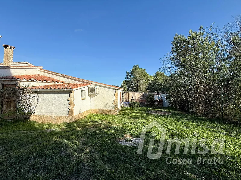 Charmante maison rustique avec piscine, studio indépendant et terrain constructible