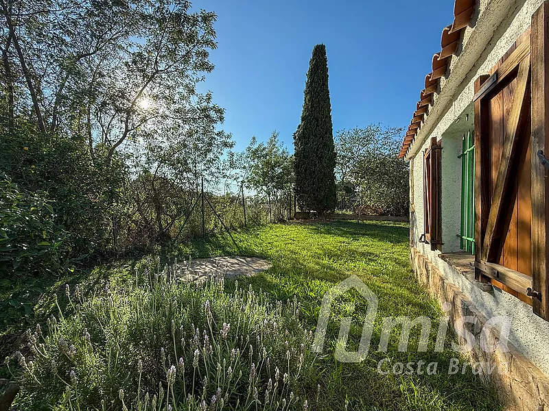 Charming rustic house with swimming pool, independent studio and building land