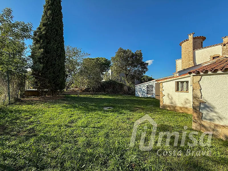 Charmante maison rustique avec piscine, studio indépendant et terrain constructible