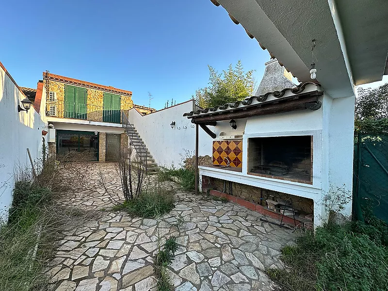 Casa amb ampli jardí en venda a La Bisbal d'Empordà