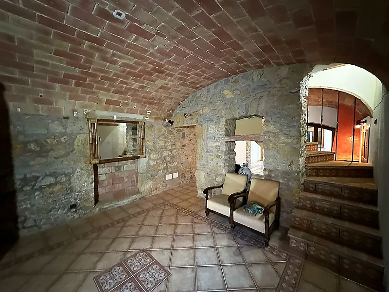 Casa amb ampli jardí en venda a La Bisbal d'Empordà