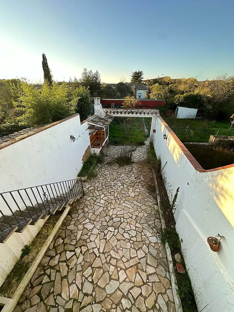 Casa amb ampli jardí en venda a La Bisbal d'Empordà