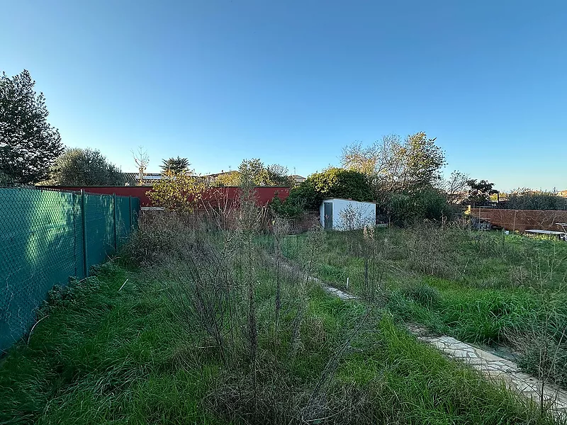 Casa amb ampli jardí en venda a La Bisbal d'Empordà