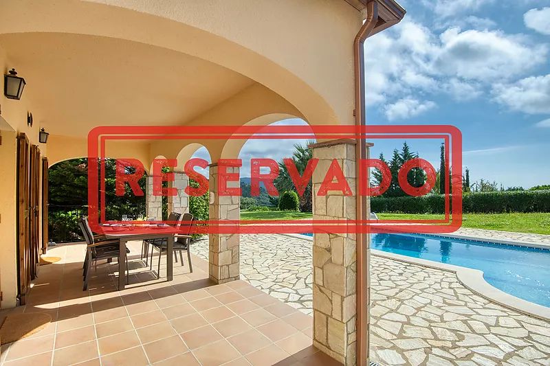 Traditional style villa in a privileged location on the Costa Brava, with pool and large garage