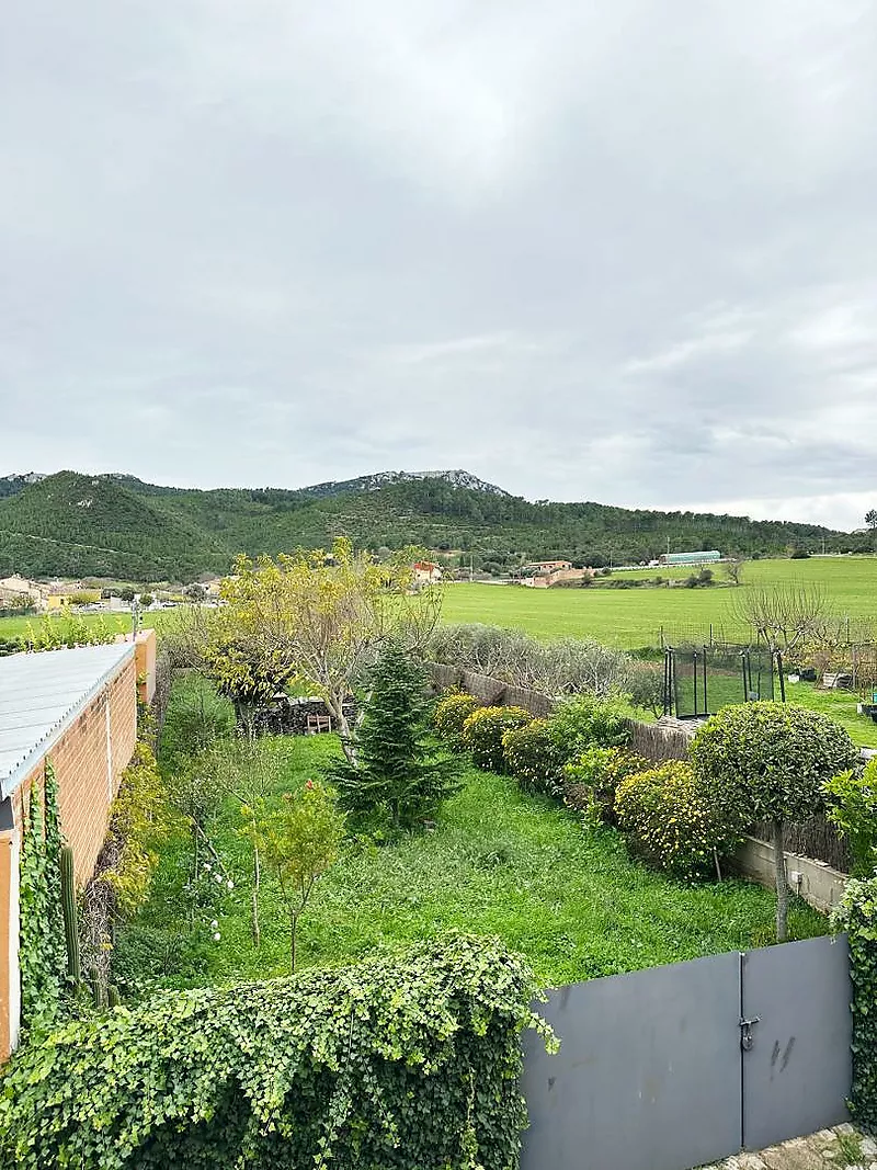 En venda casa amb jardí i terrassa a Boadella - Alt Empordà