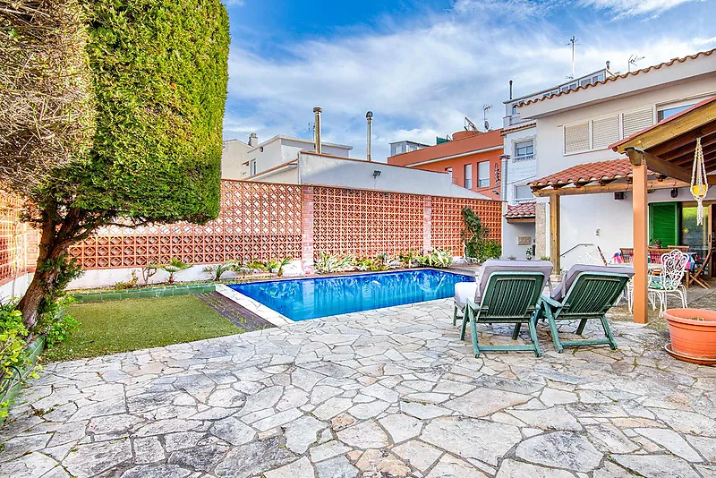 Casa amb terrassa, piscina, barbacoa i xemeneia a Zona Avda. Catalunya  Sant Feliu de Guíxols