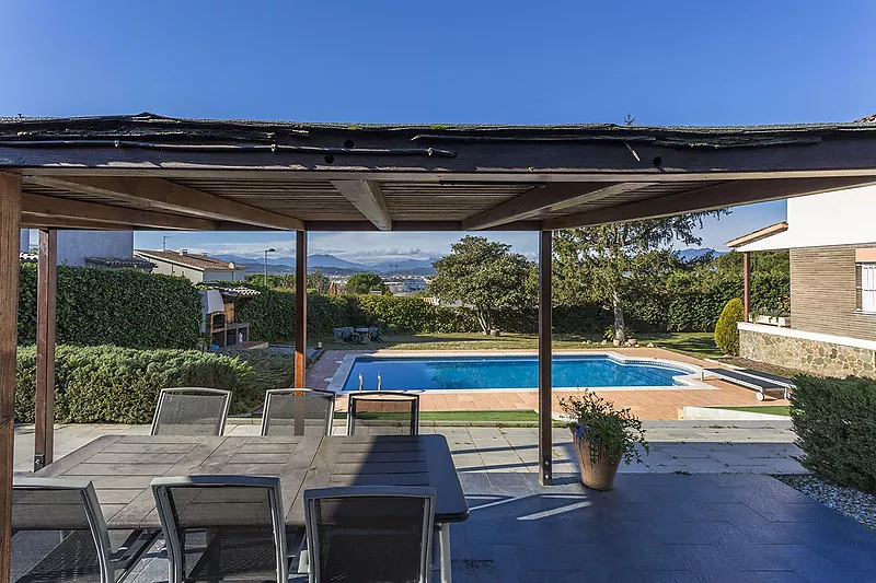 Casa en Palau muy soleada con jardín y piscina