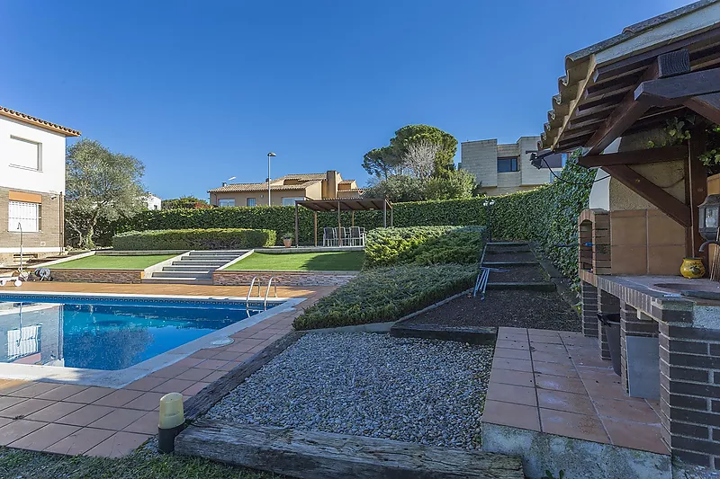 Casa en Palau muy soleada con jardín y piscina