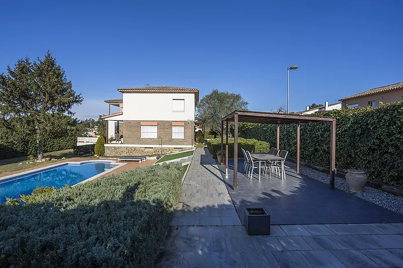 Casa en Palau muy soleada con jardín y piscina