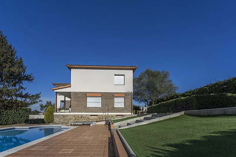 Casa en Palau muy soleada con jardín y piscina