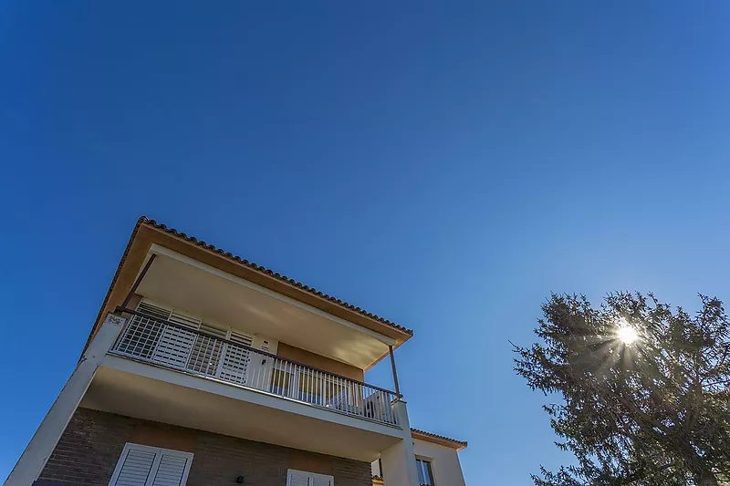 Casa en Palau muy soleada con jardín y piscina