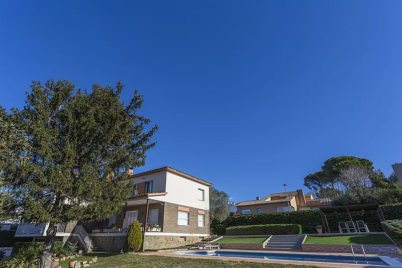 Casa en Palau muy soleada con jardín y piscina