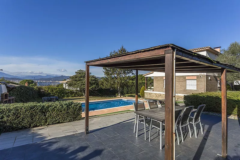 Casa en Palau muy soleada con jardín y piscina