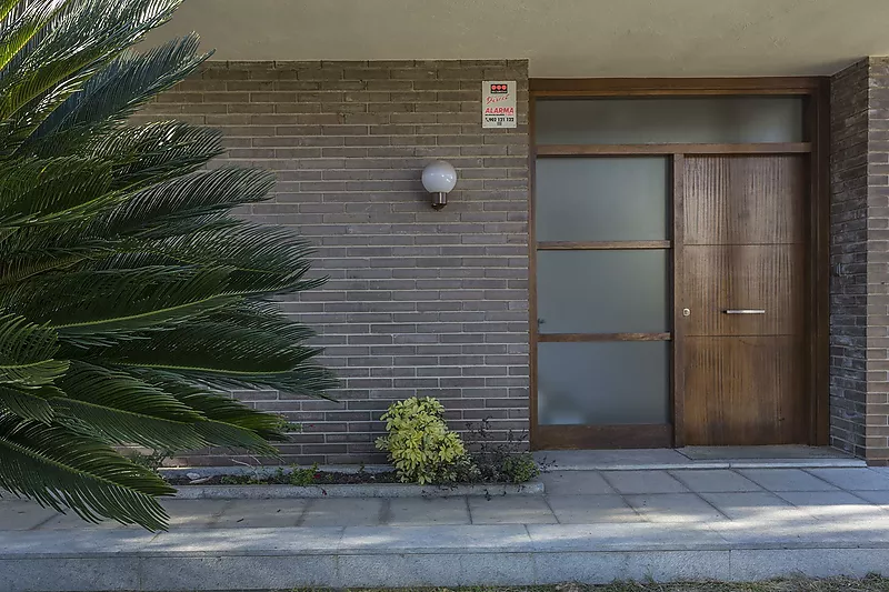 Casa en Palau muy soleada con jardín y piscina