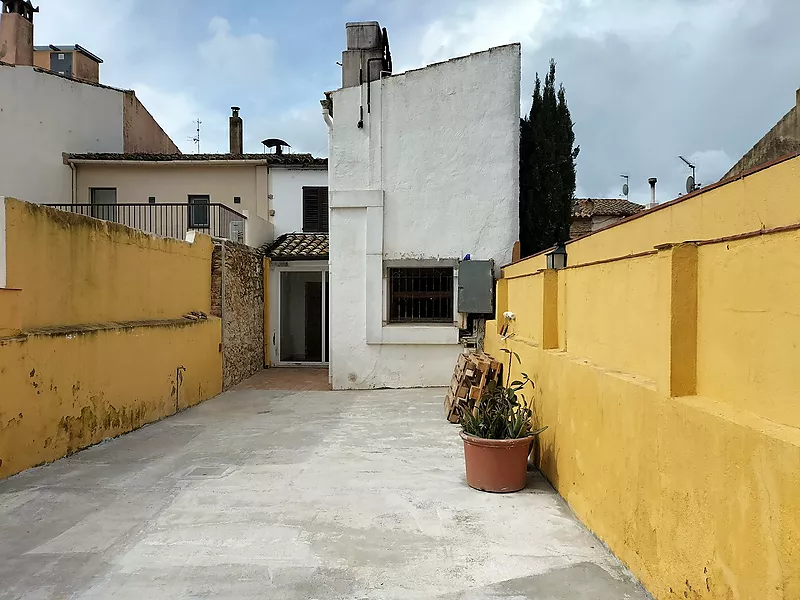 Casa adosada en centro de Palafrugell para reformar con garaje y patio trasero