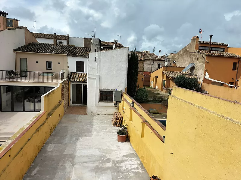 Casa adosada en centro de Palafrugell para reformar con garaje y patio trasero