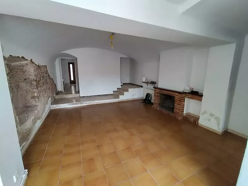 Townhouse in Palafrugell to renovate with garage and backyard