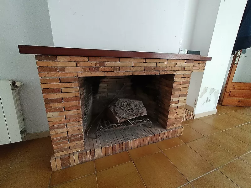 Casa adosada en centro de Palafrugell para reformar con garaje y patio trasero