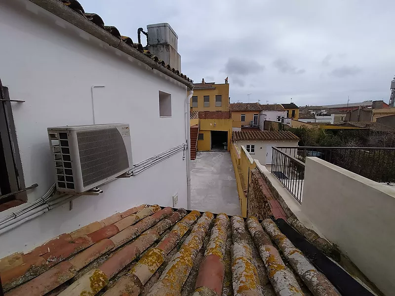 Casa adosada en centro de Palafrugell para reformar con garaje y patio trasero