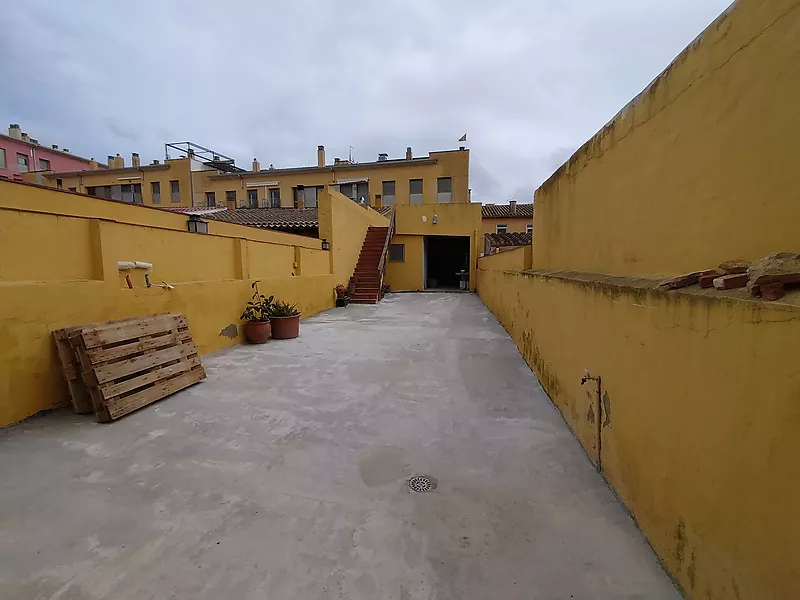 Casa adosada en centro de Palafrugell para reformar con garaje y patio trasero