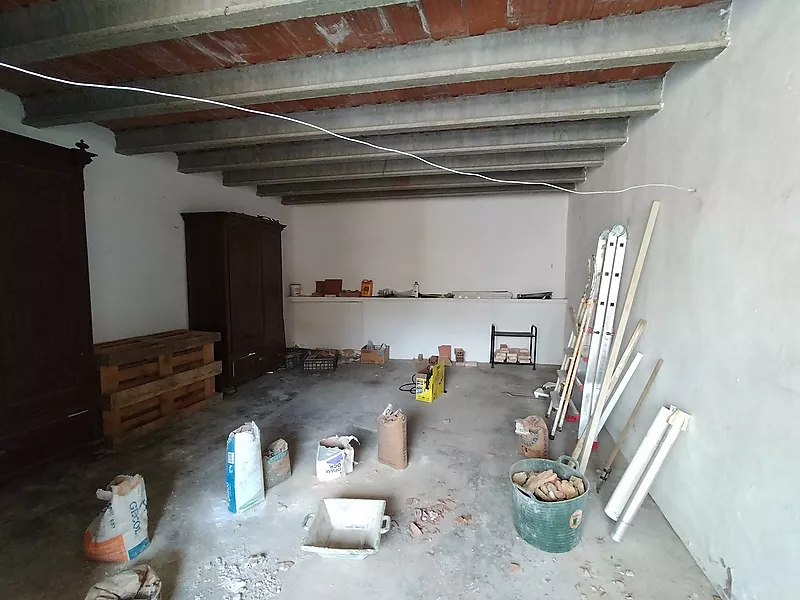 Townhouse in Palafrugell to renovate with garage and backyard