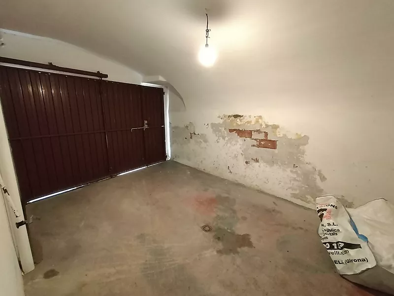 Townhouse in Palafrugell to renovate with garage and backyard