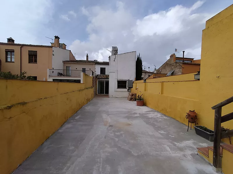 Casa adosada en centro de Palafrugell para reformar con garaje y patio trasero