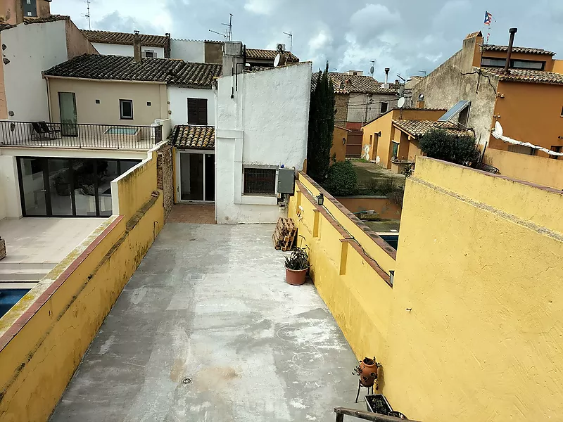 Casa adosada en centro de Palafrugell para reformar con garaje y patio trasero