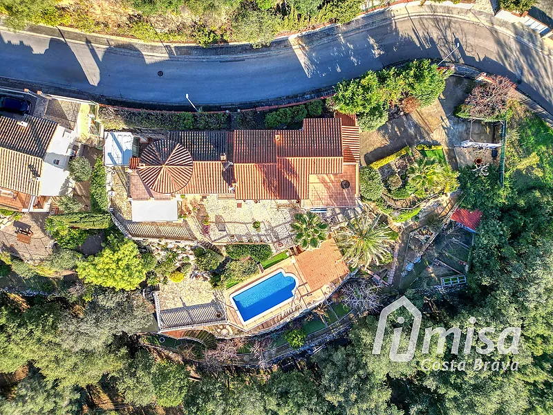 Un refugi exclusiu al cor de la Costa Brava, xalet amb estudi independent